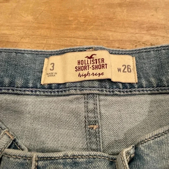 Hollister Size 3 W 26 High Rise Faded Short-Short tan embroidered back pockets - Picture 4 of 7
